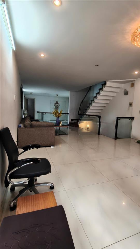 Bán nhà căn góc hẻm xe hơi 6m đường cách mạng tháng 8 , q3  dt 5,3 x 19m  chỉ có 236tr/m2
