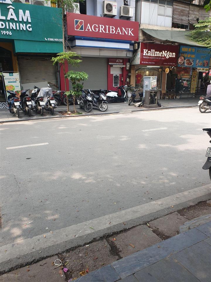 Nhà tầng 2 nhìn xuống phố, an ninh tốt