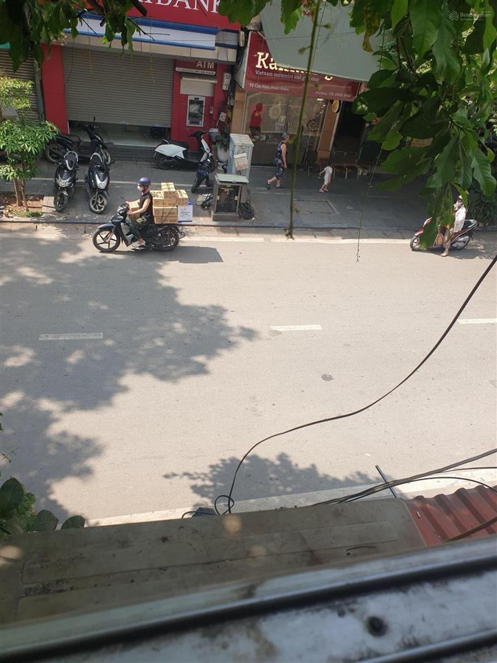 Nhà tầng 2 nhìn xuống phố, an ninh tốt