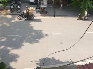 Nhà tầng 2 nhìn xuống phố, an ninh tốt