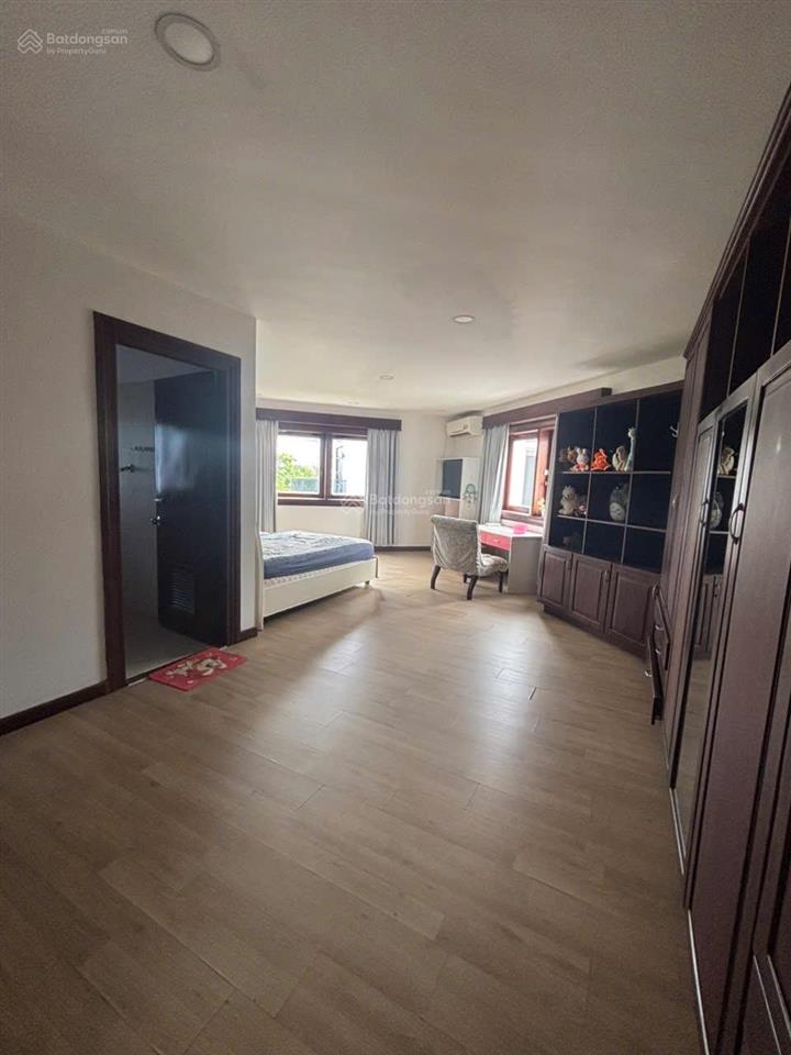 Cho thuê villa sân vườn 1000m², gần vạn phúc city, 6 pn, full nội thất, hồ bơi, hầm rượu