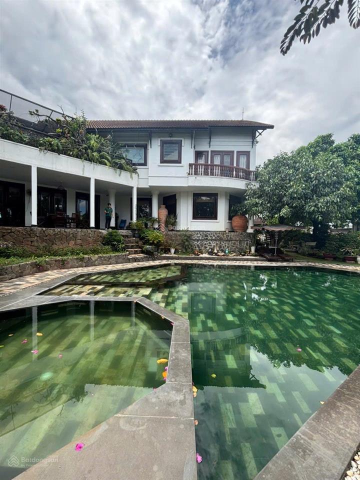 Cho thuê villa sân vườn 1000m², gần vạn phúc city, 6 pn, full nội thất, hồ bơi, hầm rượu