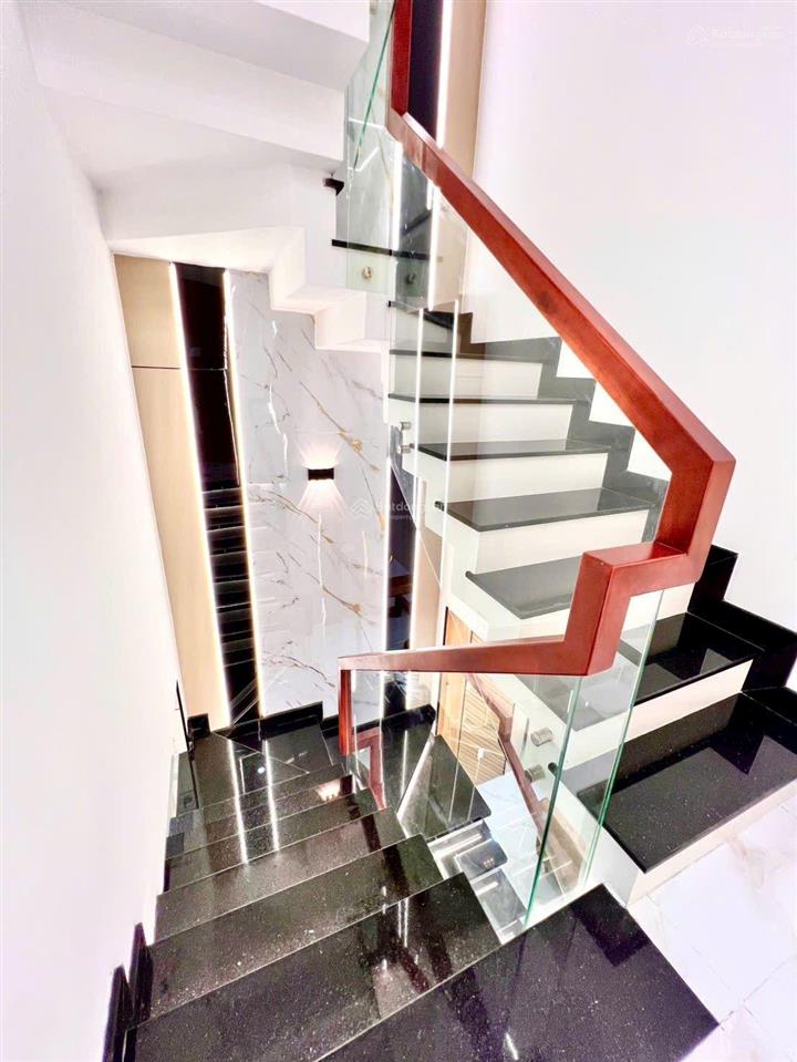 Chính chủ xây mới 100% cách 900m ra ngã tư bốn xã 5 tầng 4x14m chỉ 7.59 tỷ