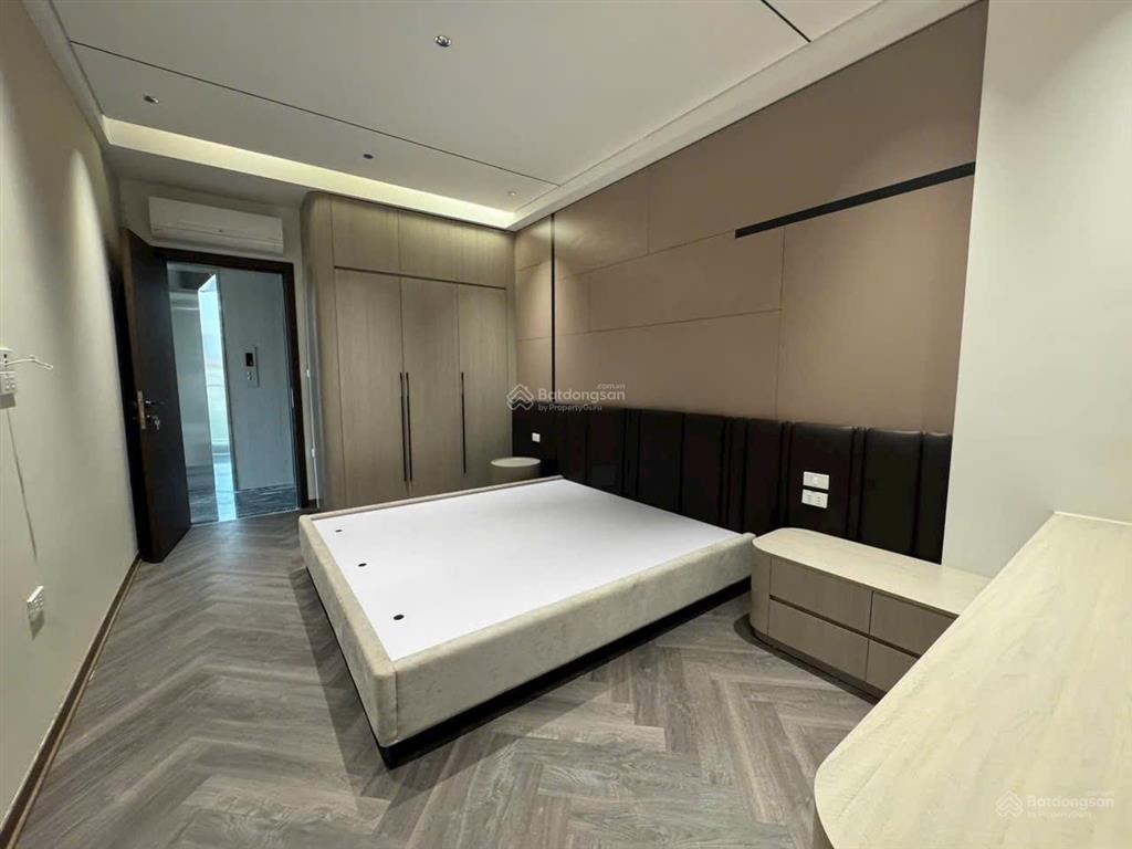 Bán nhà tđc cổ linh x6,7 tầng thang máy,60m mt 6.4m lô góc 2 mặt tiền thoáng sáng