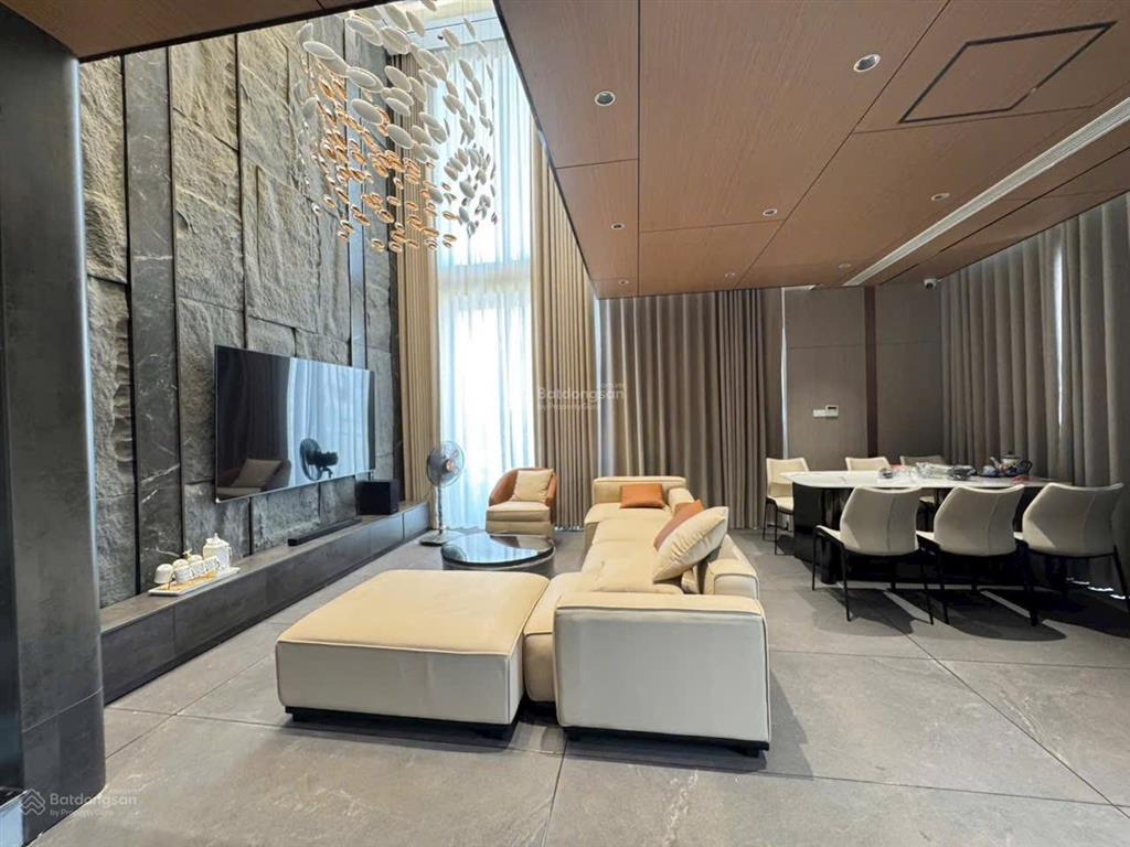 Bán nhà tđc cổ linh x6,7 tầng thang máy,60m mt 6.4m lô góc 2 mặt tiền thoáng sáng