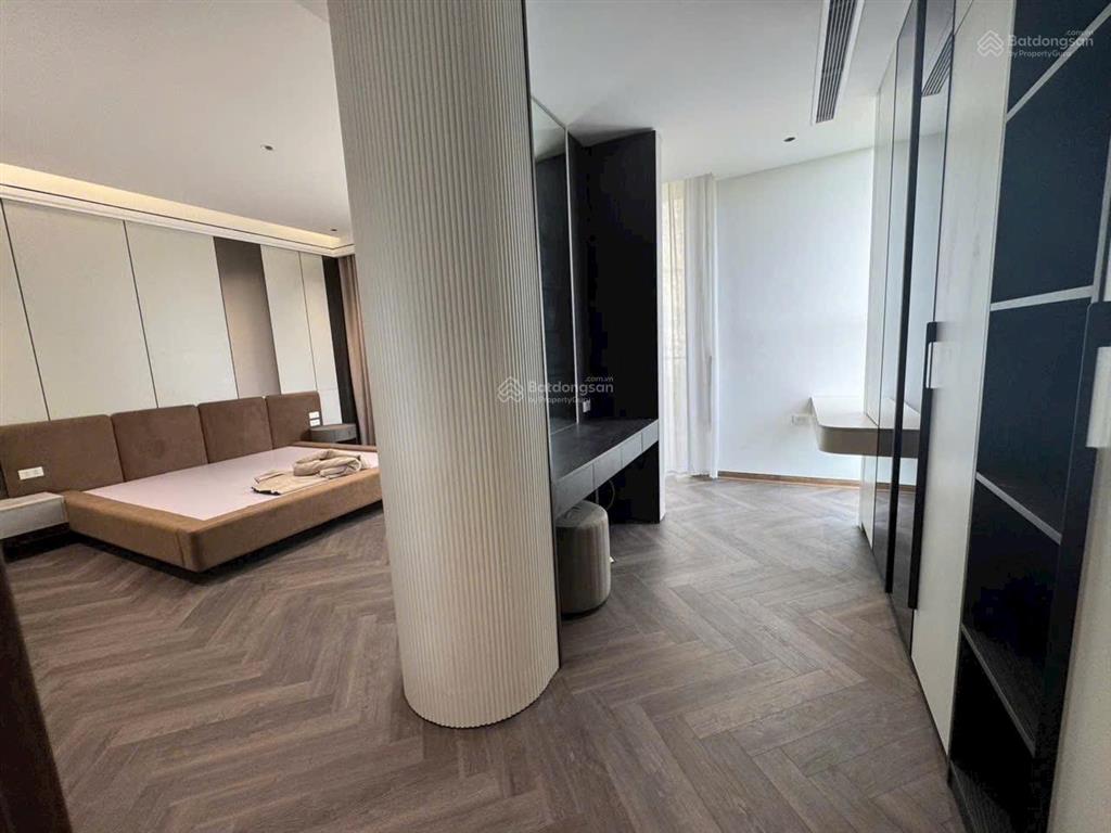 Bán nhà tđc cổ linh x6,7 tầng thang máy,60m mt 6.4m lô góc 2 mặt tiền thoáng sáng