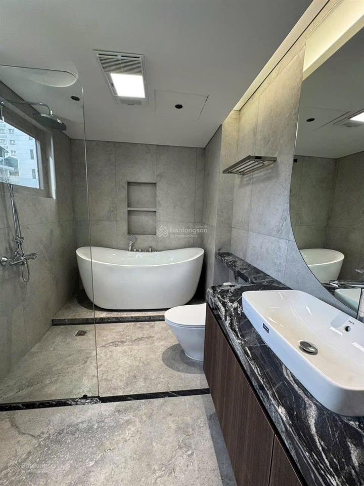 Bán nhà tđc cổ linh x6,7 tầng thang máy,60m mt 6.4m lô góc 2 mặt tiền thoáng sáng