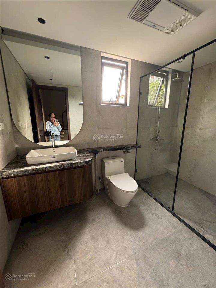 Bán nhà tđc cổ linh x6,7 tầng thang máy,60m mt 6.4m lô góc 2 mặt tiền thoáng sáng