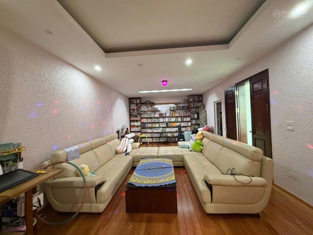 Chính chủ bán biệt thự sân vườn trích sài tây hồ mặt tiền 16m ngõ ô tô tránh cách hồ tây khoảng 50m