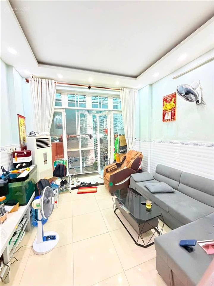 Chỉ 5.1 tỷ còn thương lượng  nhà 4 tầng  ô tô đậu cửa  khu sân bay tân bình  4pn  nở hậu