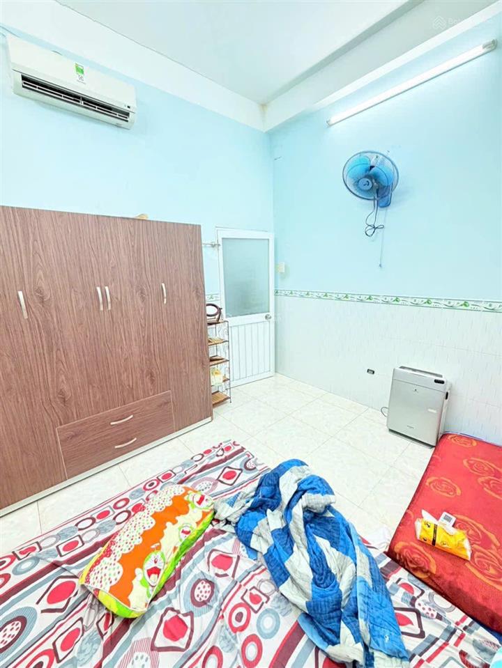 Chỉ 5.1 tỷ còn thương lượng  nhà 4 tầng  ô tô đậu cửa  khu sân bay tân bình  4pn  nở hậu