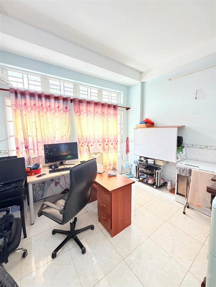 Chỉ 5.1 tỷ còn thương lượng  nhà 4 tầng  ô tô đậu cửa  khu sân bay tân bình  4pn  nở hậu