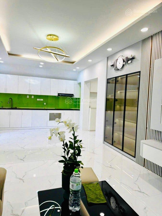 Bán căn hộ tập thể ngõ 26 doãn kế thiện, 90m2, lô góc, 3 ngủ, full nội thất. 4.5 tỷ