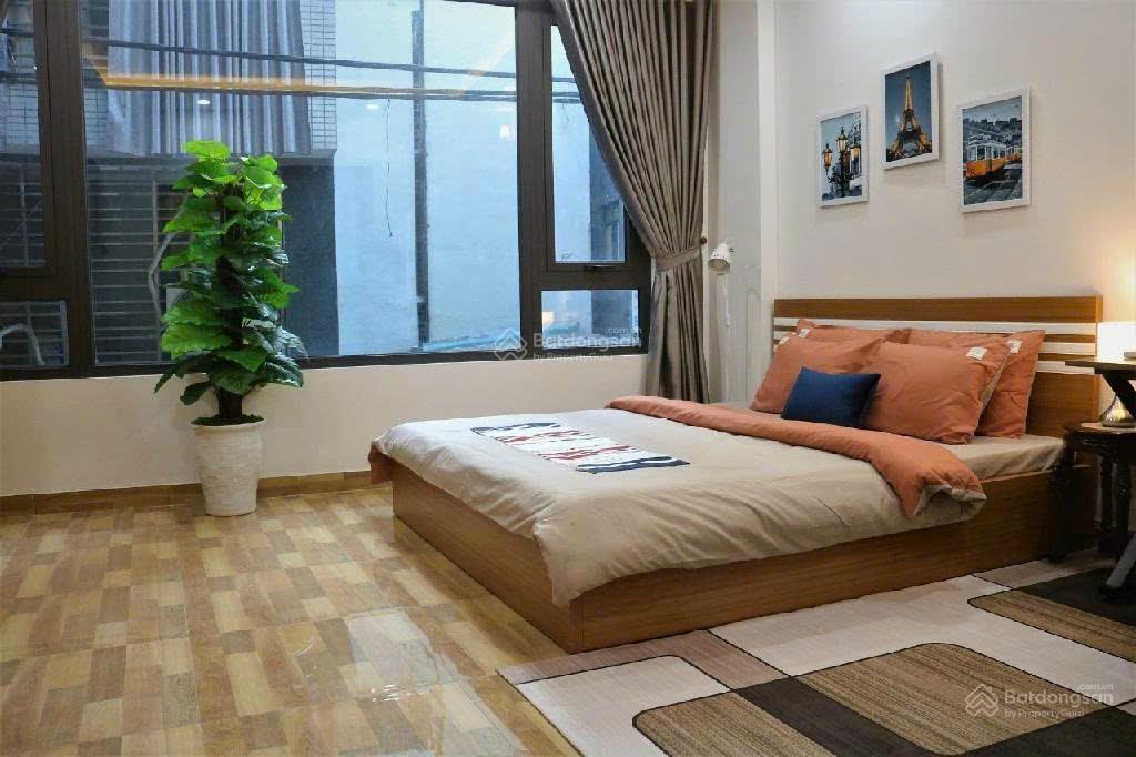 Bán nhà hoàng quốc việt, 40m2x5 tầng, ôtô vào được. 13.2 tỷ. e 0982 851 ***