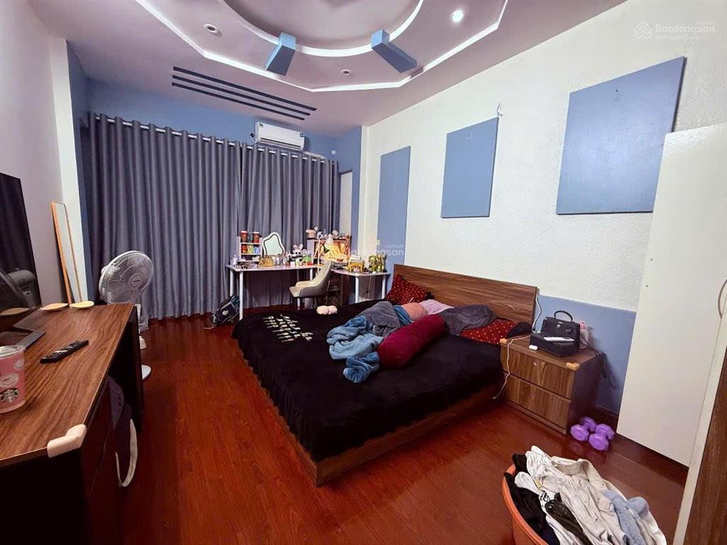 Bán nhà hoàng quốc việt, 40m2x5 tầng, ôtô vào được. 13.2 tỷ. e 0982 851 ***