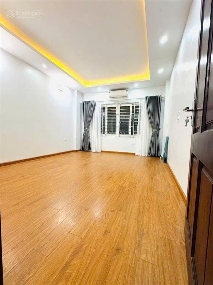 Cho thuê nhà nguyễn đình hoàn, 40m2x5 tầng, full đồ. 13.5 triệu