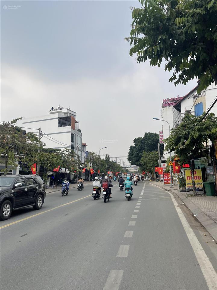 Bán nhà 1 trệt 3 lầu mặt tiền đường số 11, phường thủ đức, gần metro