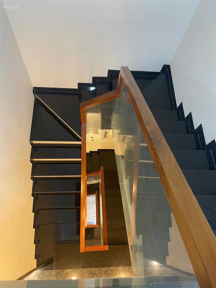 Bán nhà 1 trệt 3 lầu mặt tiền đường số 11, phường thủ đức, gần metro