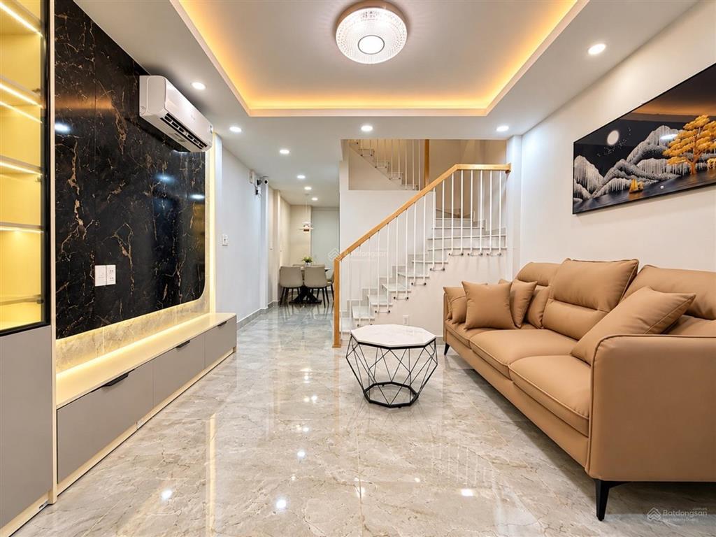 Q10 thành thái. nhỉnh 5 tỷ nhà mới 3 tầng
