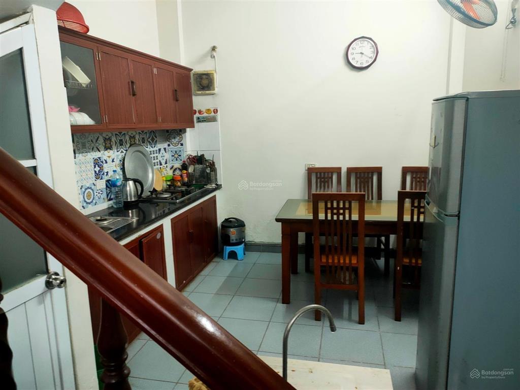 Cho thuê nhà riêng 3 tầng ngõ 141 nam dư, full đồ, gần chợ, trường học