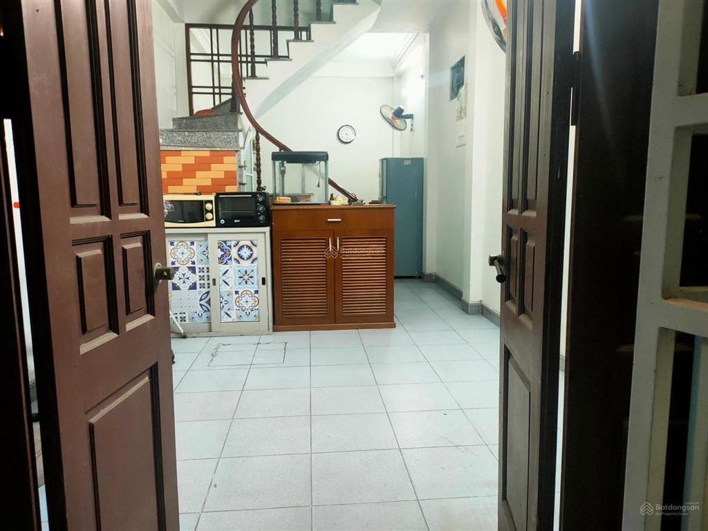 Cho thuê nhà riêng 3 tầng ngõ 141 nam dư, full đồ, gần chợ, trường học