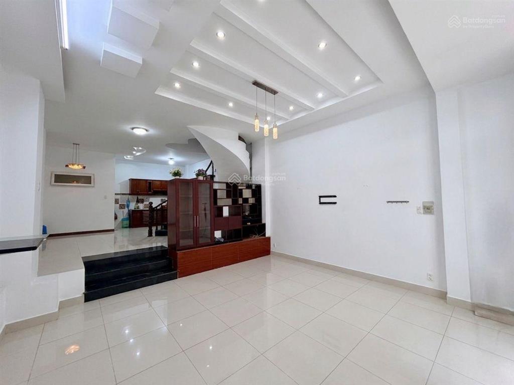 Nhà 70m2  4 tầng  gần phan văn trị  cách mt 30m  bình thạnh  9,x tỷ tl