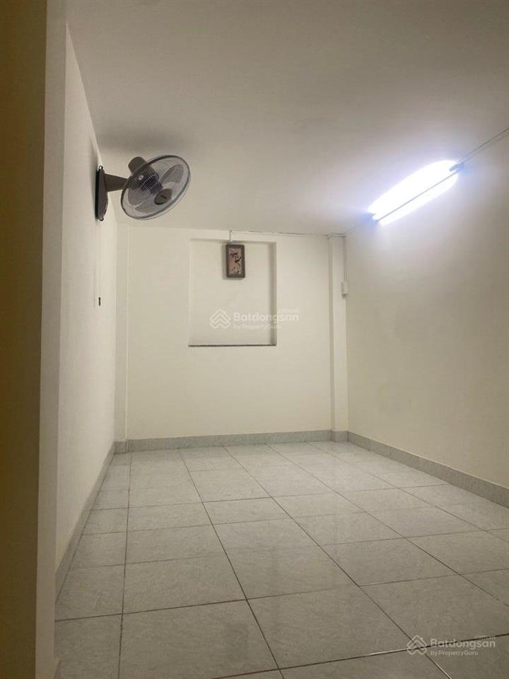Chỉ 3.3 tỷ nhà 3 tầng 5pn có phòng ngủ trệt gần hồng lạc, lạc long quân ở ngay giá tốt