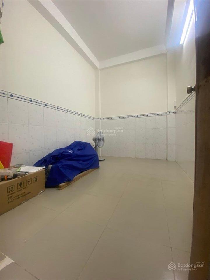 Chỉ 3.3 tỷ nhà 3 tầng 5pn có phòng ngủ trệt gần hồng lạc, lạc long quân ở ngay giá tốt
