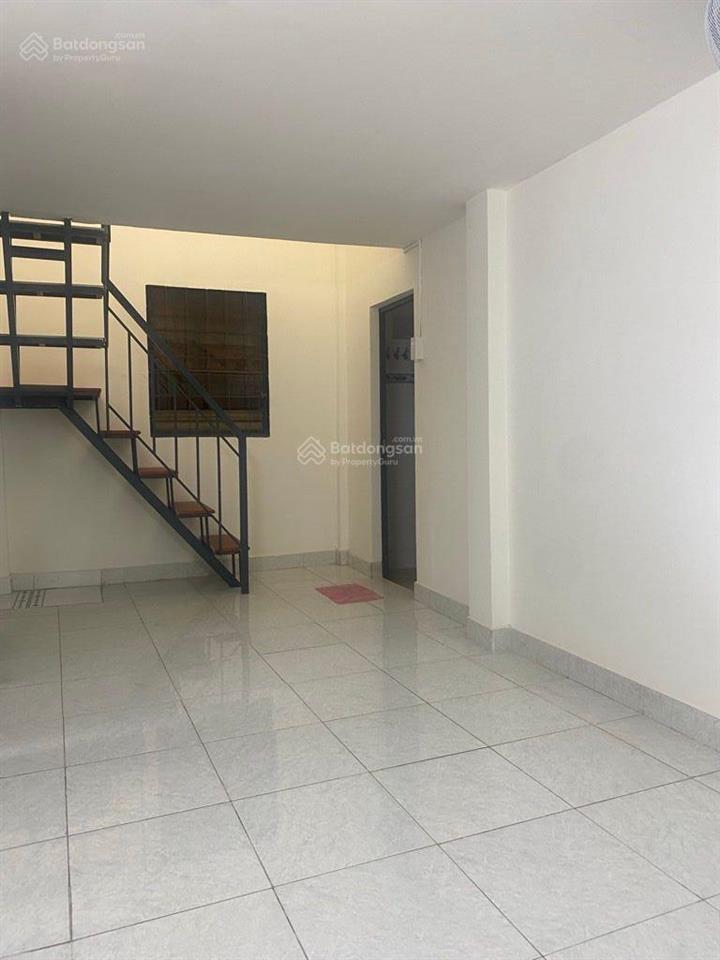 Chỉ 3.3 tỷ nhà 3 tầng 5pn có phòng ngủ trệt gần hồng lạc, lạc long quân ở ngay giá tốt