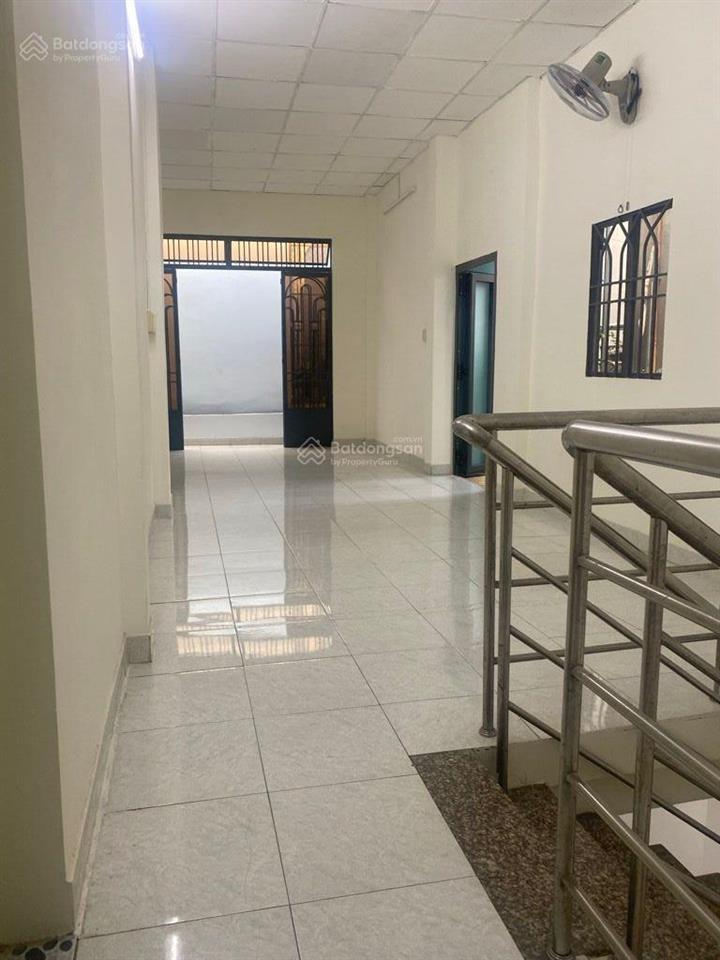 Chỉ 3.3 tỷ nhà 3 tầng 5pn có phòng ngủ trệt gần hồng lạc, lạc long quân ở ngay giá tốt