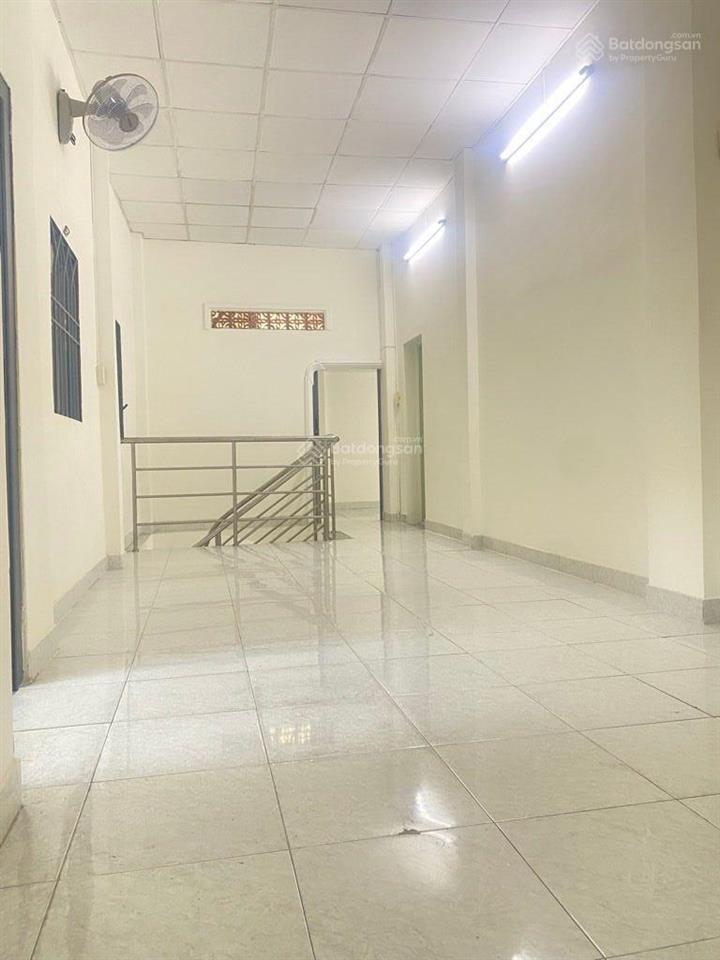 Chỉ 3.3 tỷ nhà 3 tầng 5pn có phòng ngủ trệt gần hồng lạc, lạc long quân ở ngay giá tốt