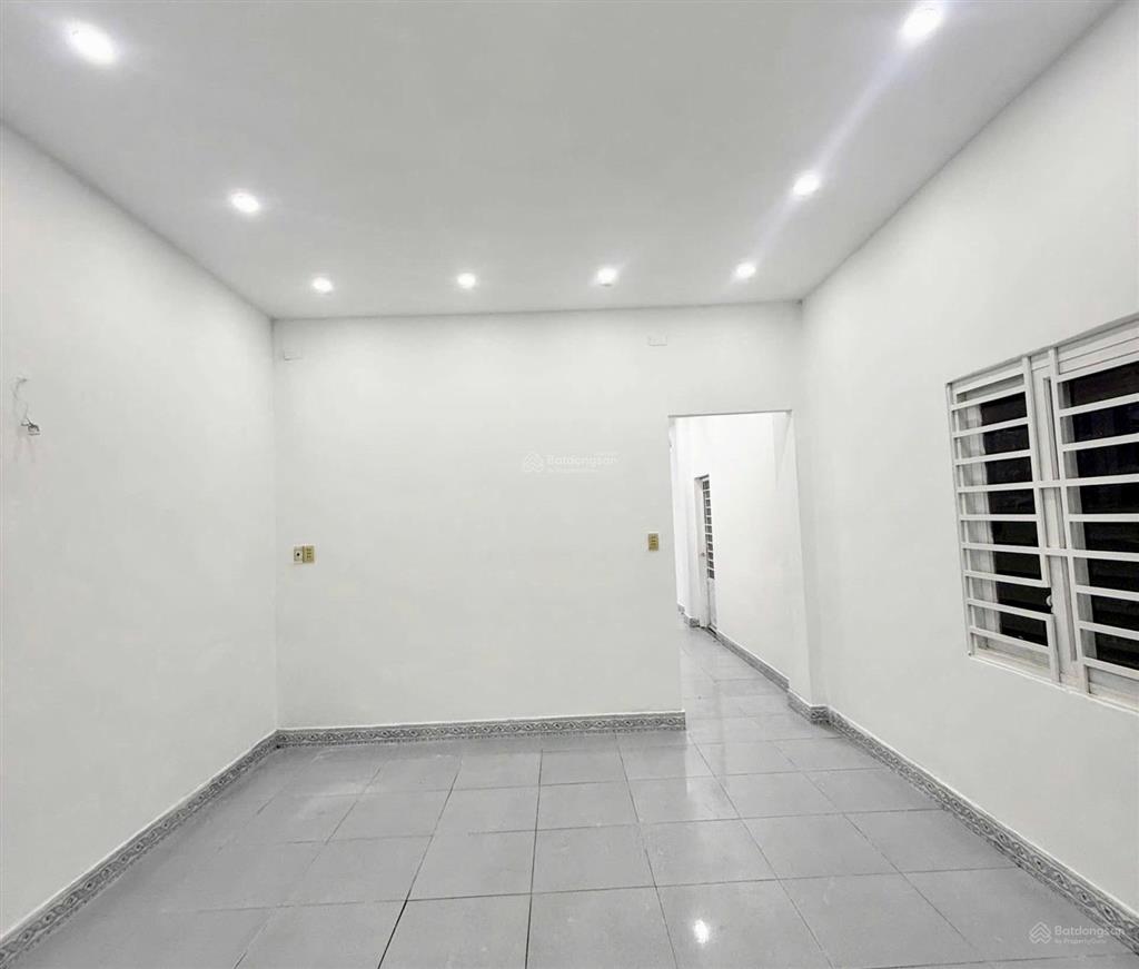 61.3m2  chỉ 3. xtỷ tân phú, âu cơ đối diện là khu bàu cát sổ công nhận đủ 61.3m2  3 pn  2 tầng