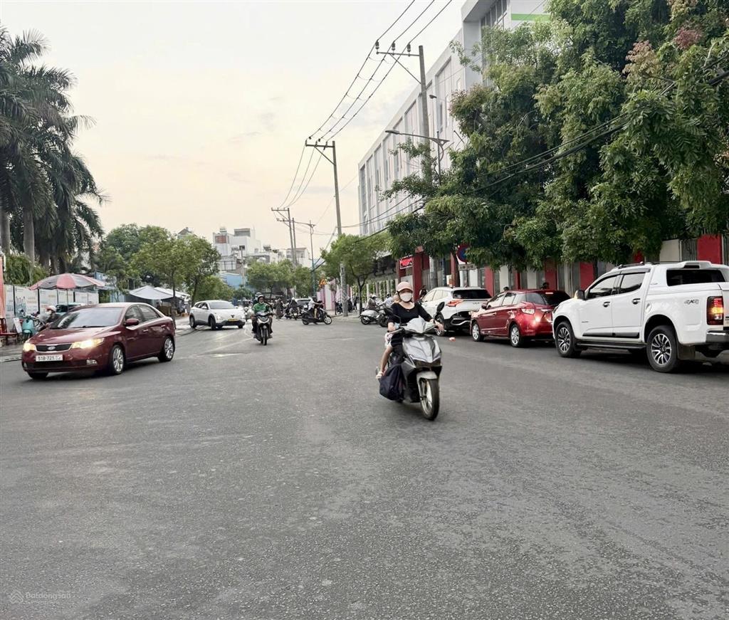 61.3m2  chỉ 3. xtỷ tân phú, âu cơ đối diện là khu bàu cát sổ công nhận đủ 61.3m2  3 pn  2 tầng