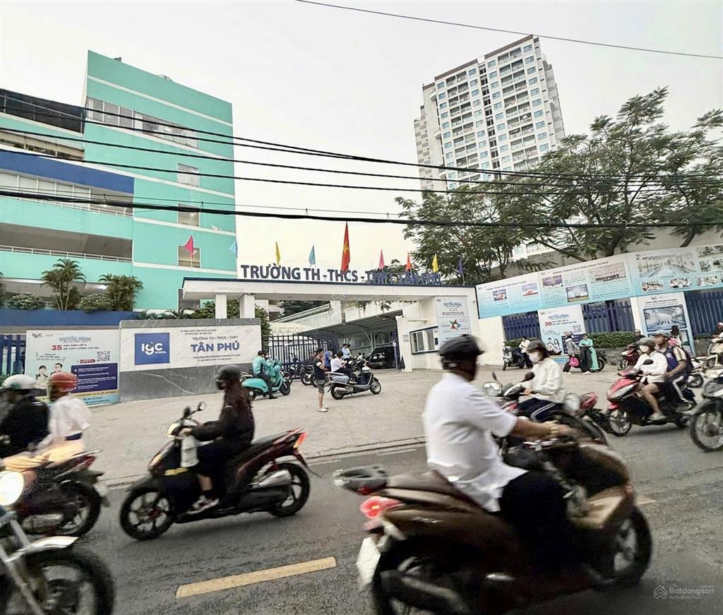 61.3m2  chỉ 3. xtỷ tân phú, âu cơ đối diện là khu bàu cát sổ công nhận đủ 61.3m2  3 pn  2 tầng