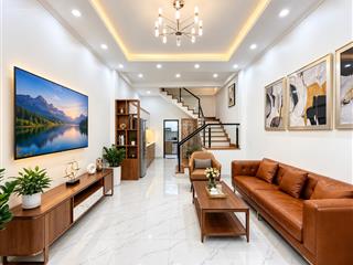 Chú đồng bác sĩ viện 108 gửi bán nhà 5 tầng lô góc 3 thoáng, ngõ thông ô tô sẵn sổ chưa đến 8 tỷ