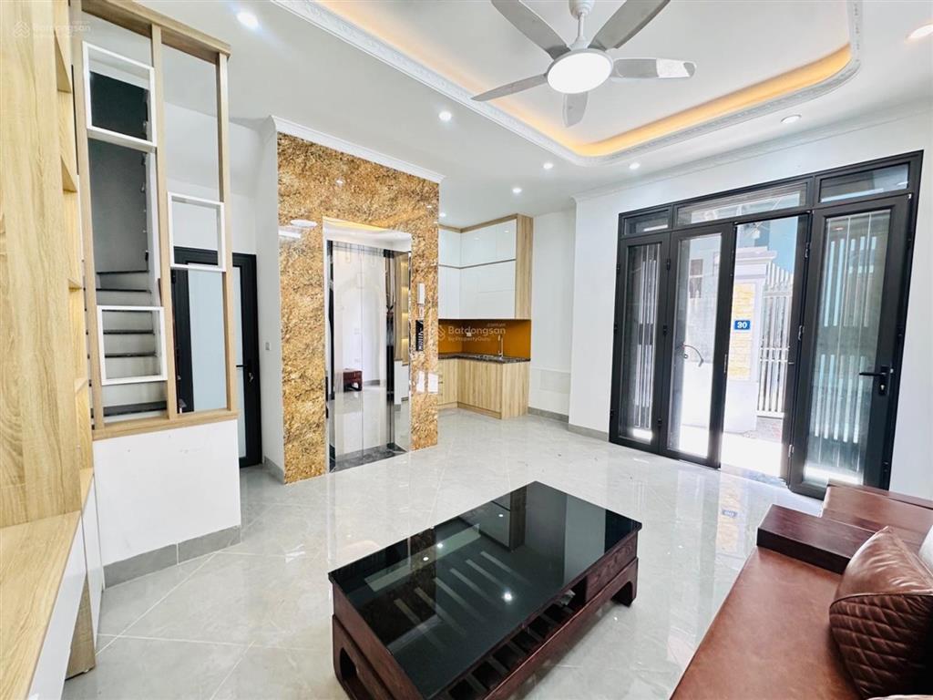 Ib e!!!tt cầu diễn lô góc 3 thoáng ô tô đỗ cửa nhà sẵn thang máy nội thất như hình giá cực hợp lý