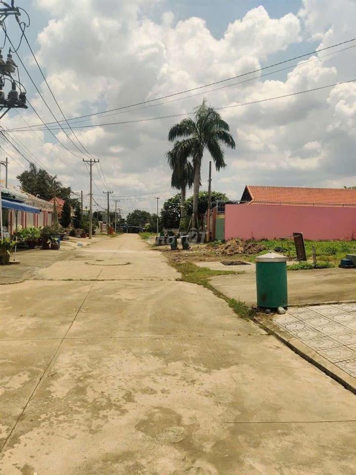 1/ sẹc đường DT 747 đất thái hòa tân uyên. 100m. Giá 1 tỷ580