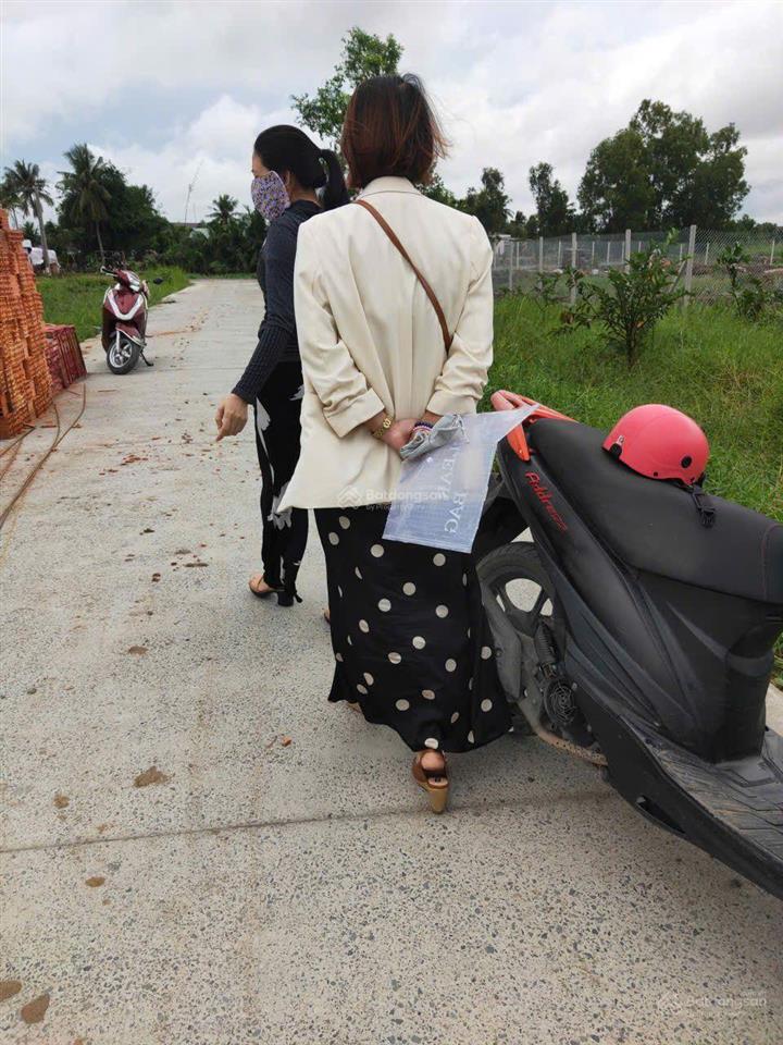 Nền đất bến lức, nguyễn hữu trí vào 800m. giá full 1.55 tỷ tl
