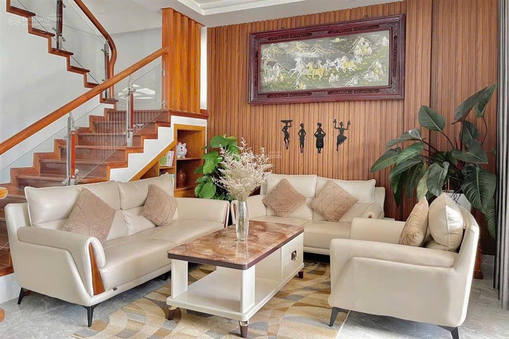 Bán villa  biệt thự 2 tầng 4pn đường hùng vương đà lạt, chỉ cách hồ xuân hương 5 phút
