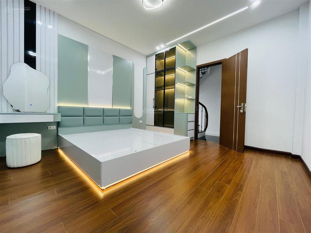 Bán nhà hoàng cầu đống đa, ô tô đỗ cửa, nhà mới 5 tầng, 3pn khép kín, gần thái hà