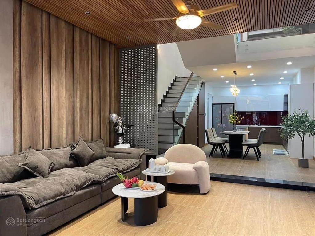 Siêu vip gần chợ hoà hưng  nhà tô hiến thành, q10 giá 3tỷ750. dt 50m2 ngang 5m. hẻm xe hơi.