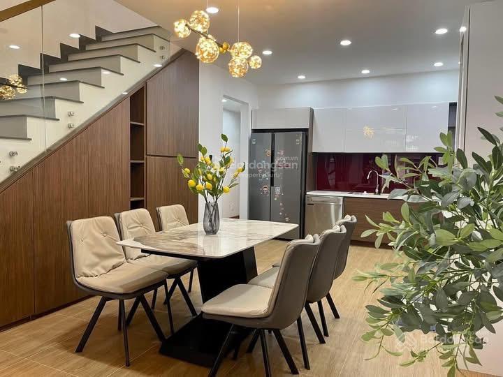 Siêu vip gần chợ hoà hưng  nhà tô hiến thành, q10 giá 3tỷ750. dt 50m2 ngang 5m. hẻm xe hơi.