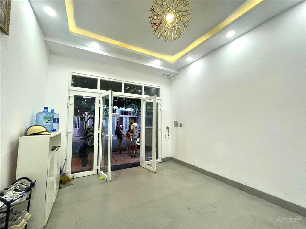 Nhà nguyên căn 3 tầng mặt tiền ở vcn phước hải, giá 18,5 triệu/ tháng