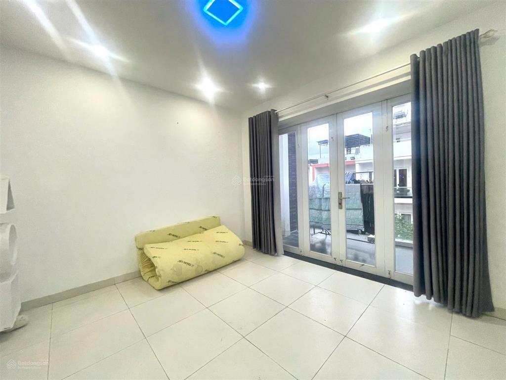 Nhà nguyên căn 3 tầng mặt tiền ở vcn phước hải, giá 18,5 triệu/ tháng