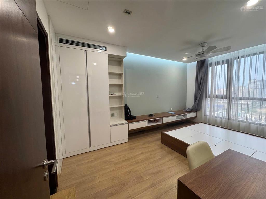 Chính chủ cần bán nhanh căn hộ tòa cao cấp 6th element dt 109m3pn2vs  căn góc  slotxe  giá rẻ