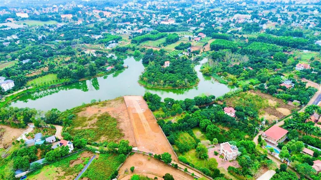 Cạnh chợ hòa lạc. bán 100m tc, mt 9.5m view hồ, đường thông rộng 12m.ô tô đỗ ngày đêm. tc hơn 3đ