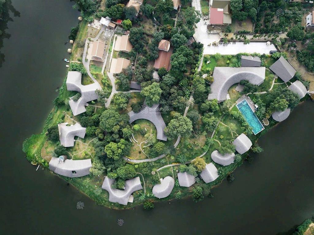Cạnh chợ hòa lạc. bán 100m tc, mt 9.5m view hồ, đường thông rộng 12m.ô tô đỗ ngày đêm. tc hơn 3đ