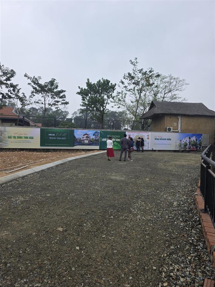 Cạnh chợ hòa lạc. bán 100m tc, mt 9.5m view hồ, đường thông rộng 12m.ô tô đỗ ngày đêm. tc hơn 3đ