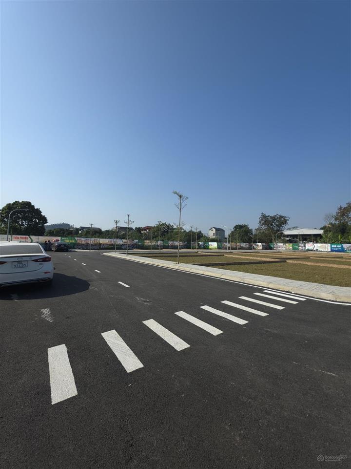 Cạnh chợ hòa lạc. bán 100m tc, mt 9.5m view hồ, đường thông rộng 12m.ô tô đỗ ngày đêm. tc hơn 3đ