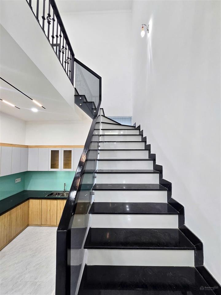 Bán gấp nhà 1 trệt 1 lầu sân xe hơi vỉa hè rộng 5m thuận tiện kinh doanh, tt 568tr nhận nhà ở ngay